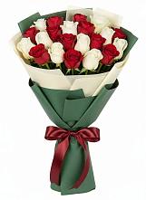 Букет Микс из красных и белых роз в Дедовске