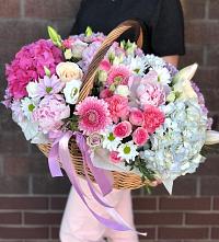 Композиция солнечный день в Дедовске Цветочная композиция из Розы, Хризантемы, Пионы и Лизиантусы в корзине в Дедовске