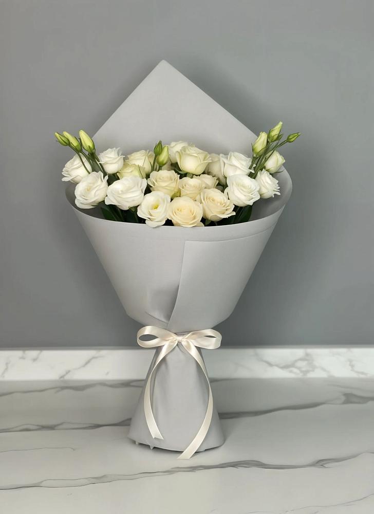 Букет цветов из: Розы и Лизиантусы в Дедовске