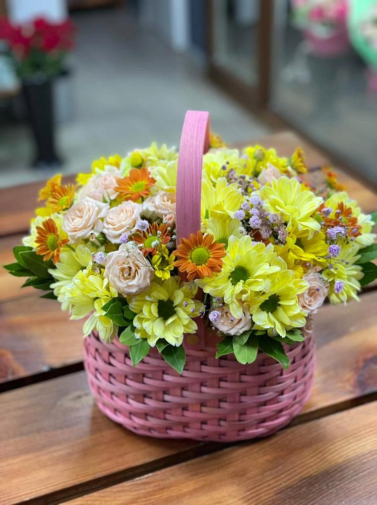 Цветочная композиция из Хризантемы и Розы в корзине в Дедовске