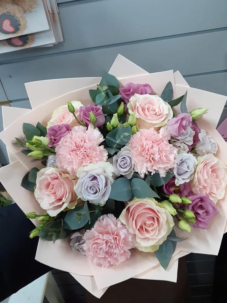 Букет цветов из: Розы, Гвоздики и Лизиантусы в Дедовске