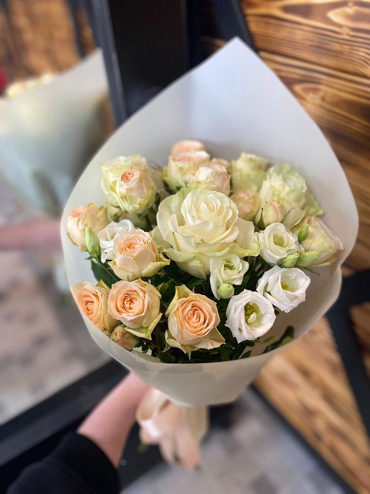 Букет цветов из: Розы и Лизиантусы в Дедовске